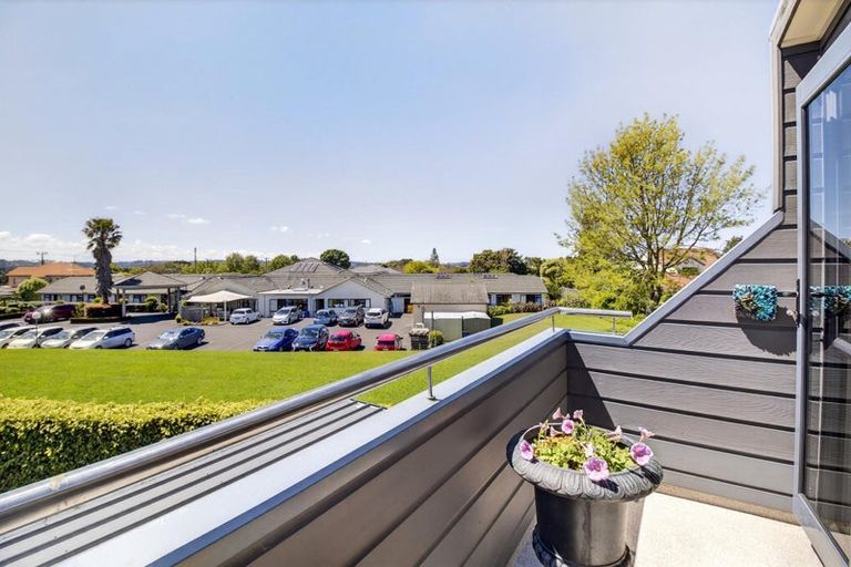 Photo of property in 28 Connemara Court, West Harbour, Auckland, 0618