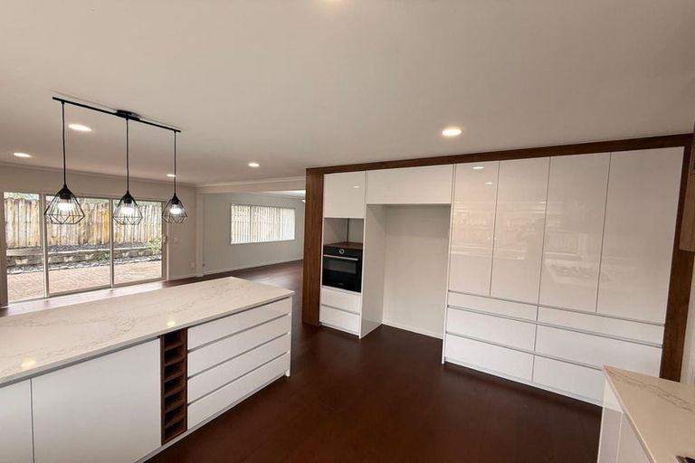 Photo of property in 2 Corta Bella Place, Golflands, Auckland, 2013