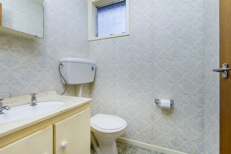 Photo of property in 2/3 Lambrown Drive, Totara Vale, Auckland, 0629