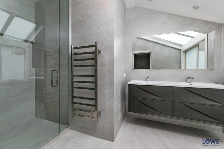 Photo of property in 1/2 Hauraki Road, Hauraki, Auckland, 0622