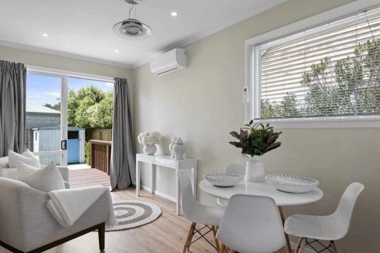 Photo of property in 16 Epsom Road, Sockburn, Christchurch, 8042