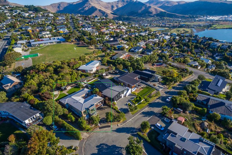 Photo of property in 10 Hilltop Lane, Mount Pleasant, Christchurch, 8081