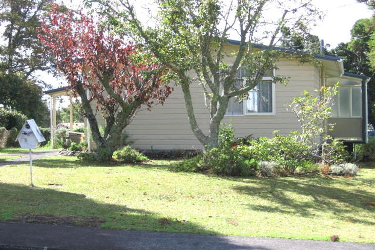Photo of property in 6 Valron Road, Te Atatu South, Auckland, 0602