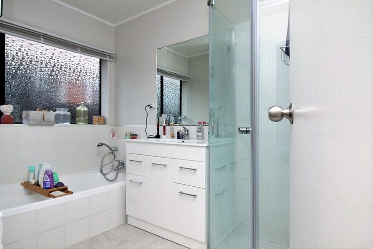 Photo of property in 8 La Perouse Street, Botany Downs, Auckland, 2010