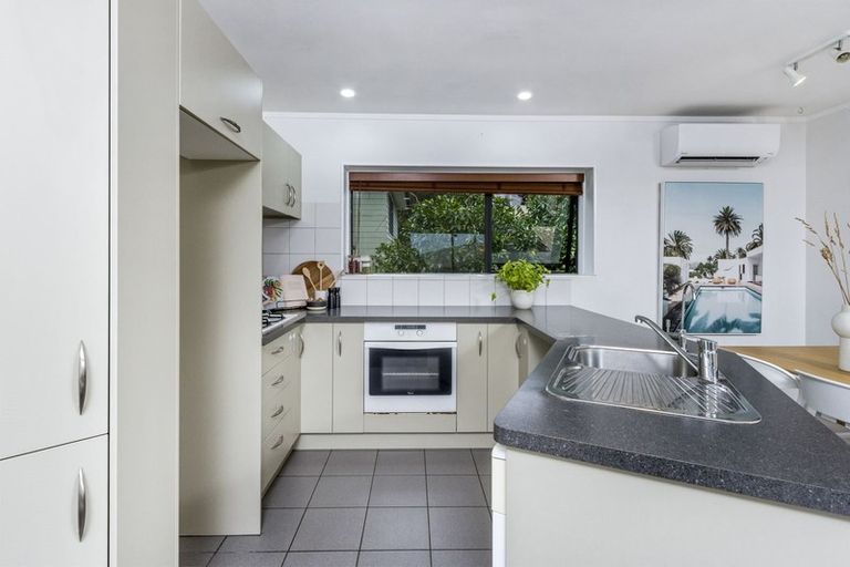 Photo of property in 2/23 Heathglen Place, Bayview, Auckland, 0629