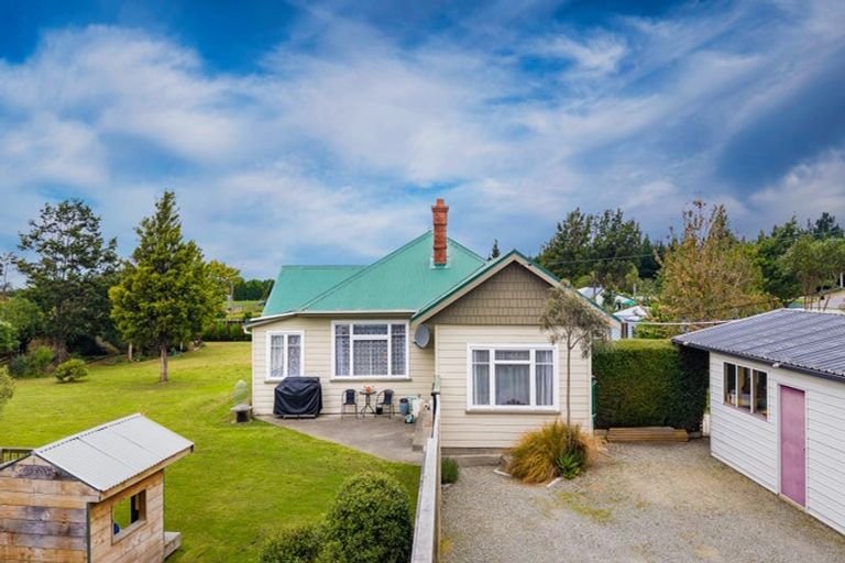 Photo of property in 1 Edward Street, Waimate, 7924