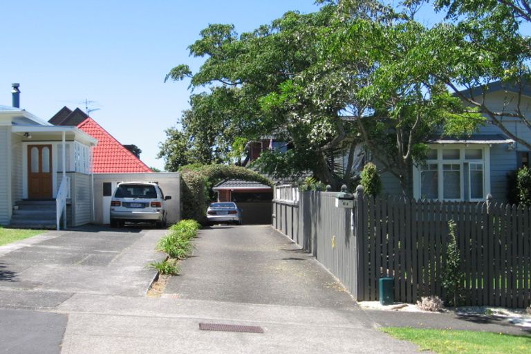 Photo of property in 1/8 Wernham Place, Northcote, Auckland, 0626