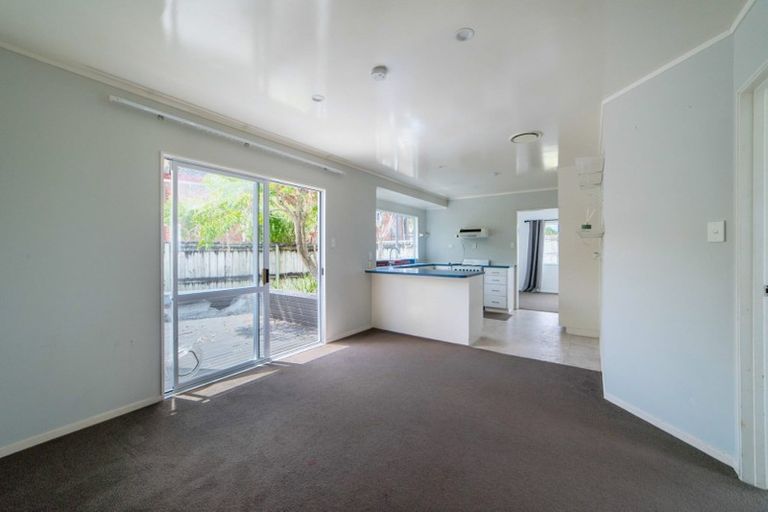 Photo of property in 11 Worthington Place, West Harbour, Auckland, 0618