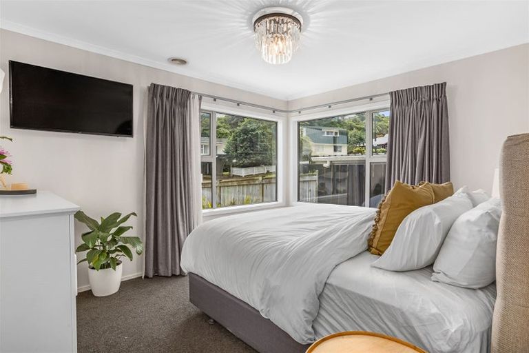 Photo of property in 56 Gloaming Hill, Titahi Bay, Porirua, 5022