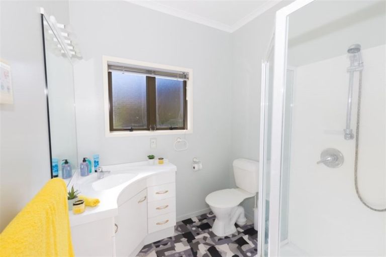 Photo of property in 42 Dress Circle, Newlands, Wellington, 6037