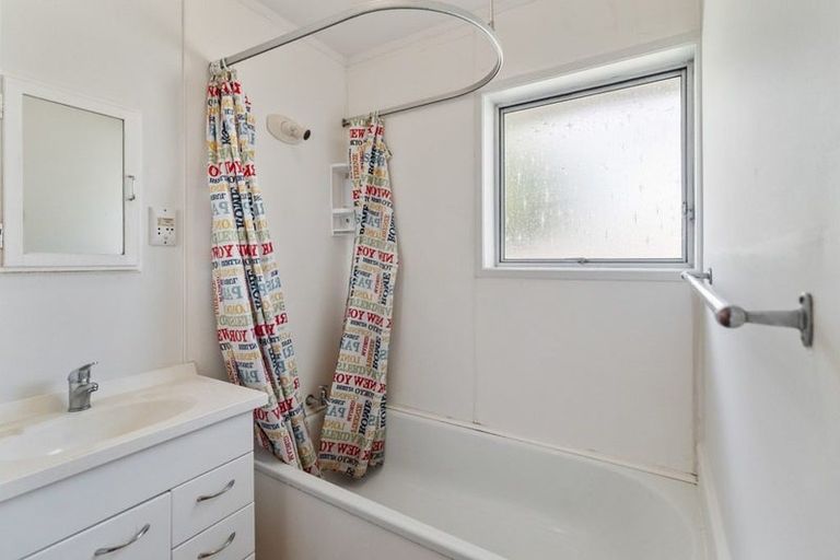 Photo of property in 2/92 Lynwood Road, New Lynn, Auckland, 0600