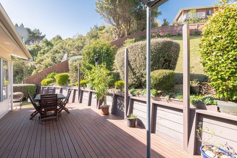 Photo of property in 56 Colchester Crescent, Newlands, Wellington, 6037