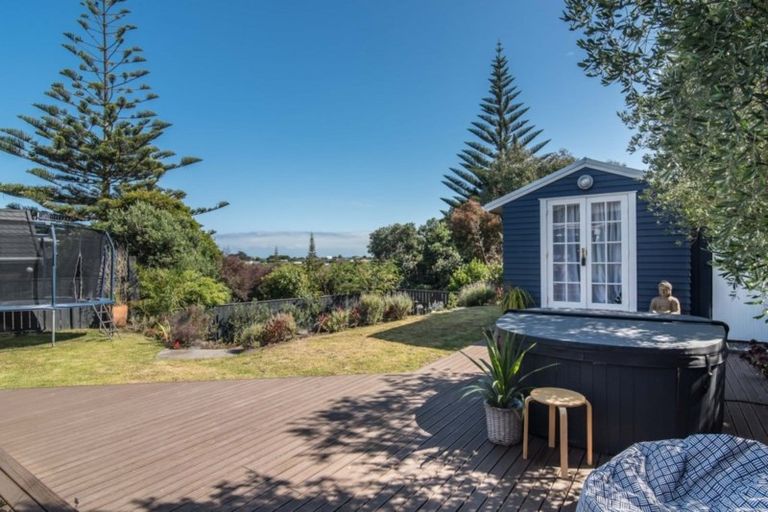 Photo of property in 9 Kaitawa Street, Waikanae Beach, Waikanae, 5036