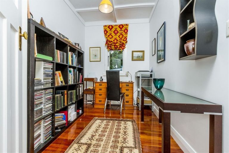 Photo of property in 18 William Bond Street, Stanley Point, Auckland, 0624