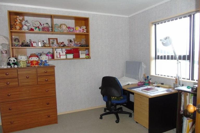 Photo of property in 80 Victory Crescent, Tawa, Wellington, 5028