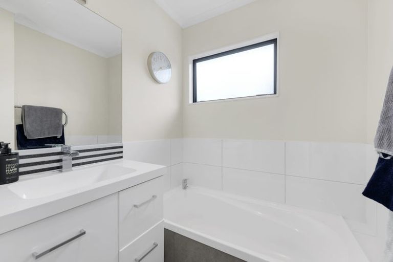 Photo of property in 2/312 Wairau Road, Glenfield, Auckland, 0629