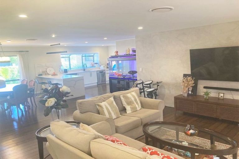 Photo of property in 2 Cesari Place, West Harbour, Auckland, 0618