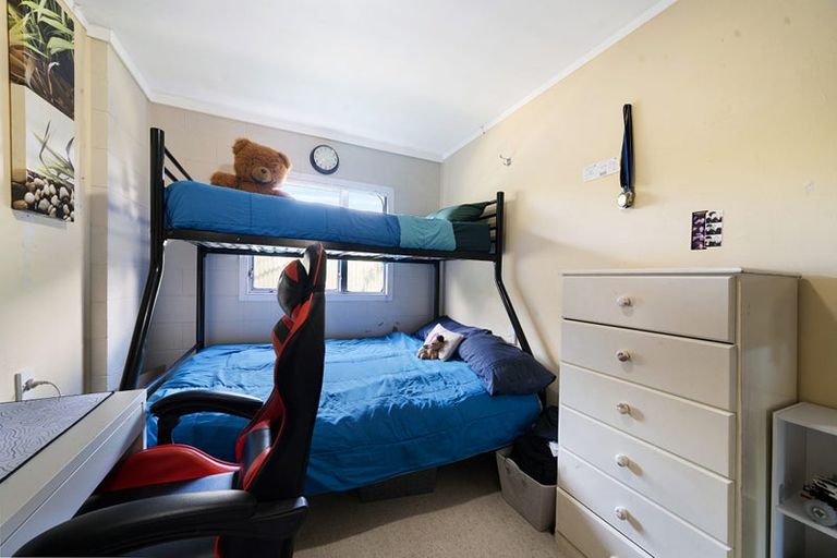 Photo of property in 3 Hillary Heights Avenue, Glendene, Auckland, 0602