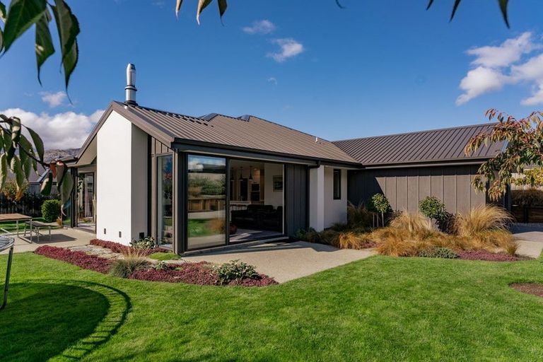 Photo of property in 15 Pennycook Place, Lake Hawea, Wanaka, 9382