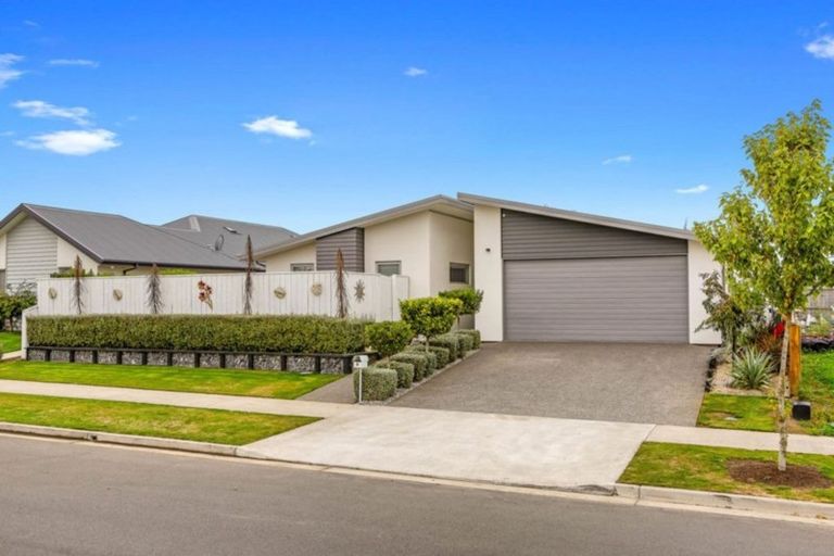 Photo of property in 4 Huntingdon Drive, Rangiora, 7400