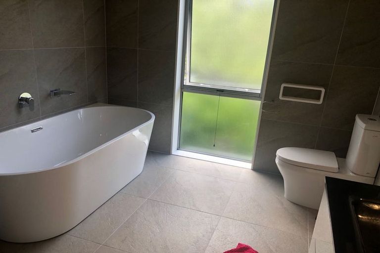 Photo of property in 8 Namsan Close, Fairview Heights, Auckland, 0632