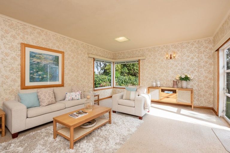 Photo of property in 8 Miles Crescent, Newlands, Wellington, 6037
