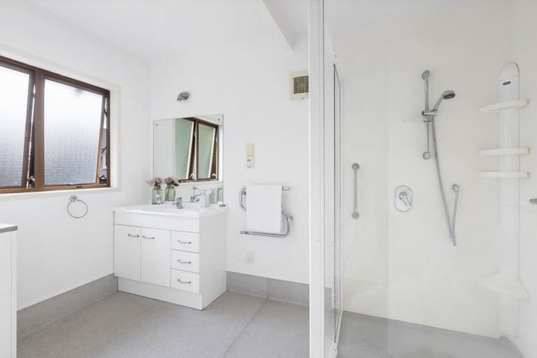 Photo of property in 1/807 East Coast Road, Northcross, Auckland, 0630