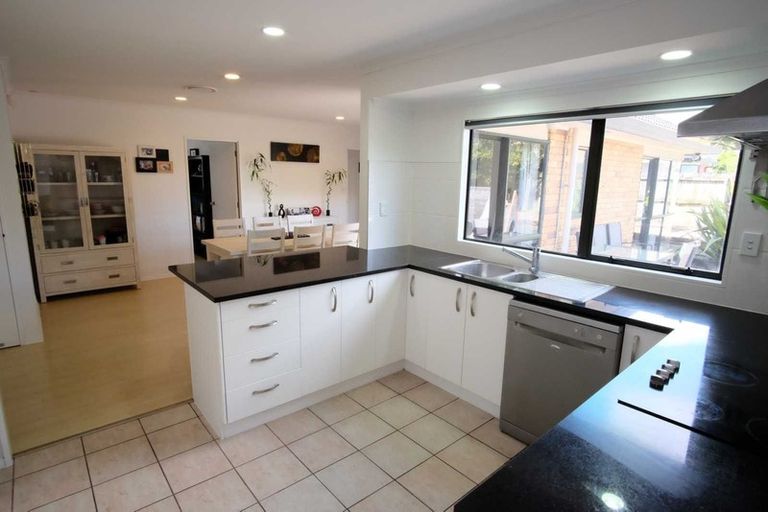 Photo of property in 8 Kalgan Place, Burswood, Auckland, 2013