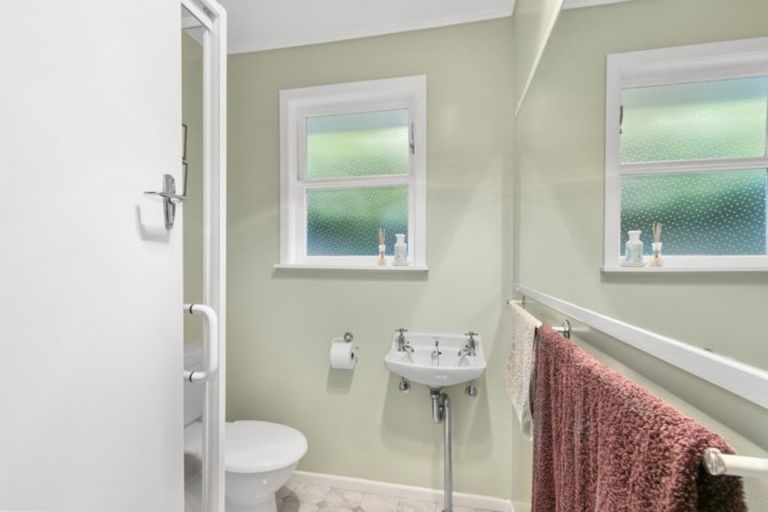 Photo of property in 1/94 Dowse Drive, Maungaraki, Lower Hutt, 5010