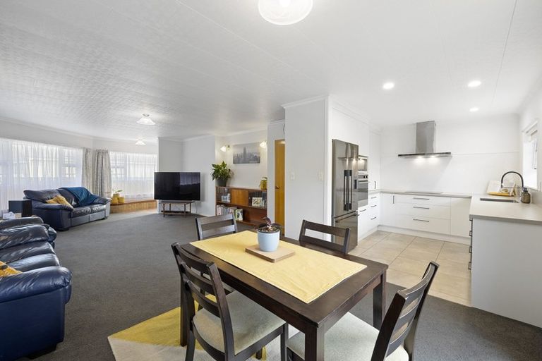 Photo of property in 2/230 Huatoki Street, Upper Vogeltown, New Plymouth, 4310