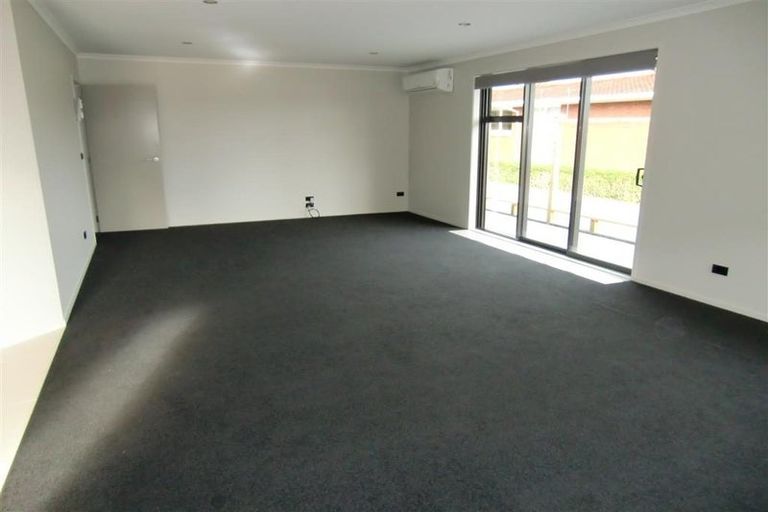 Photo of property in 28 Queens Road, Glen Avon, New Plymouth, 4312