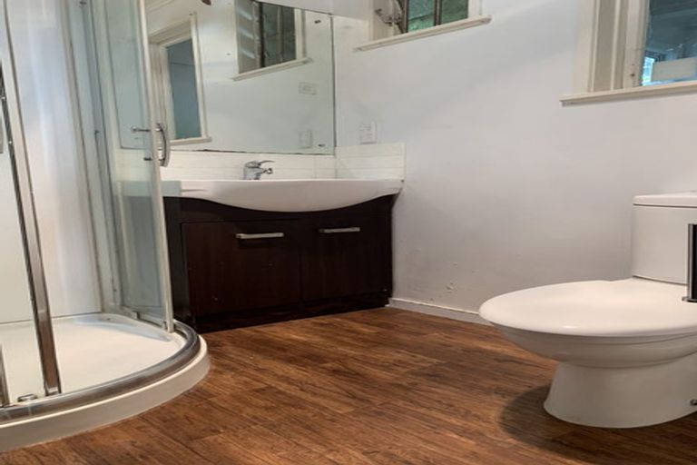 Photo of property in 72 Peach Road, Glenfield, Auckland, 0629