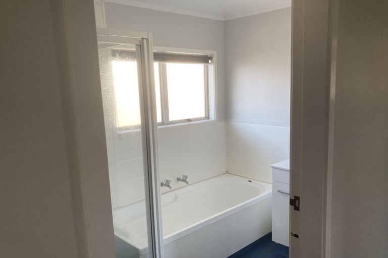 Photo of property in 98 Oakfield Crescent, Pukete, Hamilton, 3200