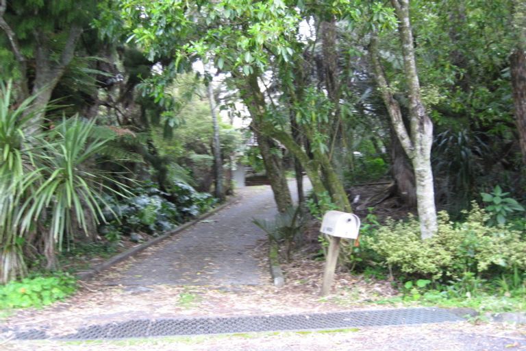 Photo of property in 4 Raroa Terrace, Waiatarua, Auckland, 0604