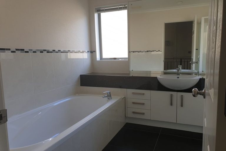 Photo of property in 9 Seresin Crescent, Flat Bush, Auckland, 2016