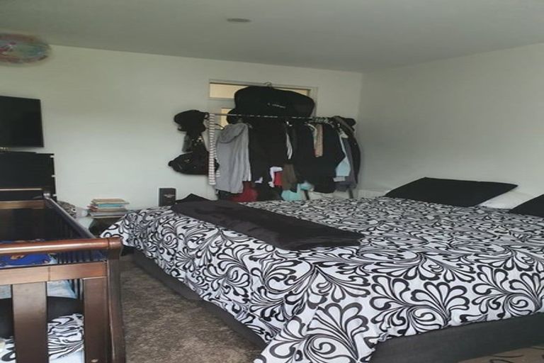 Photo of property in 2/25 Gill Avenue, Te Atatu Peninsula, Auckland, 0610