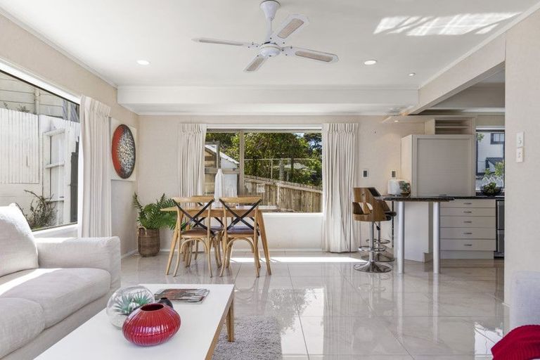 Photo of property in 203 Chelsea View Drive, Chatswood, Auckland, 0626