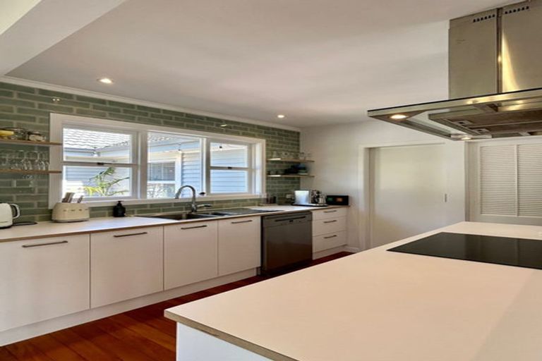 Photo of property in 6 Channel View Road, Campbells Bay, Auckland, 0630