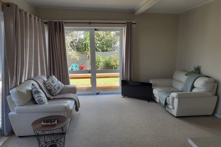 Photo of property in 2/27 Neptune Avenue, Beach Haven, Auckland, 0626