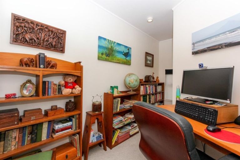 Photo of property in 10 Frank Frethey Place, Highlands Park, New Plymouth, 4312