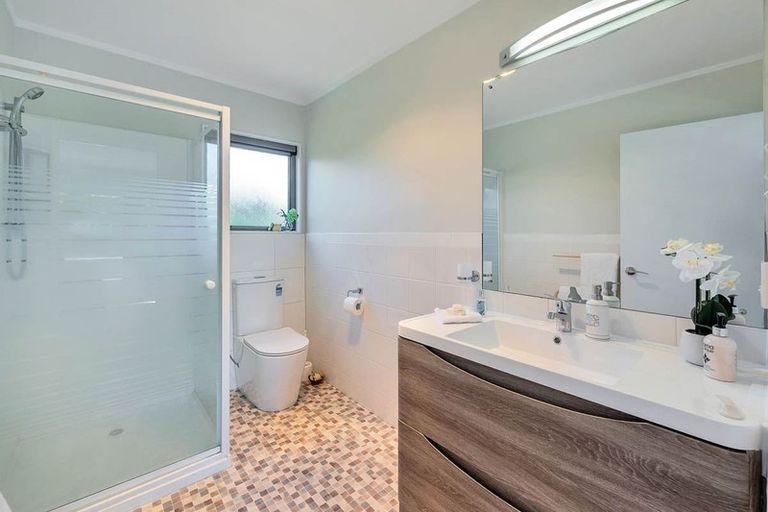 Photo of property in 215 Kaipara Road, Papakura, 2582