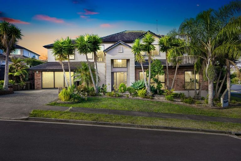 Photo of property in 1 Seresin Crescent, Flat Bush, Auckland, 2016