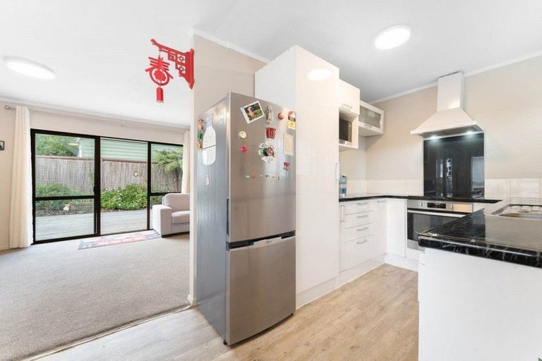 Photo of property in 2/12 Benchmark Drive, Massey, Auckland, 0614