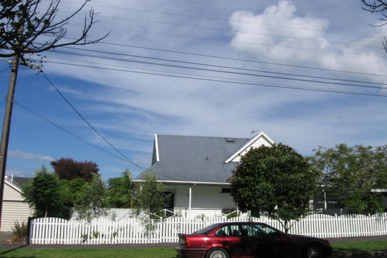 Photo of property in 36a Summer Street, Stanley Point, Auckland, 0624