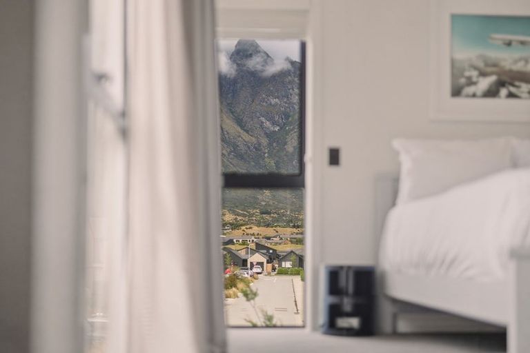 Photo of property in 33 Casterway Crescent, Jacks Point, 9371