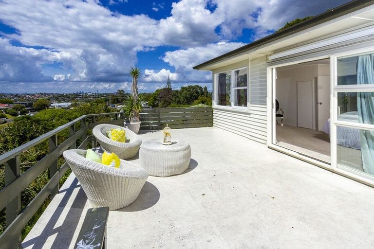 Photo of property in 70 Chivalry Road, Glenfield, Auckland, 0629