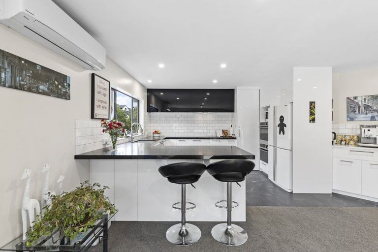 Photo of property in 11 Ruapehu Drive, Fitzherbert, Palmerston North, 4410