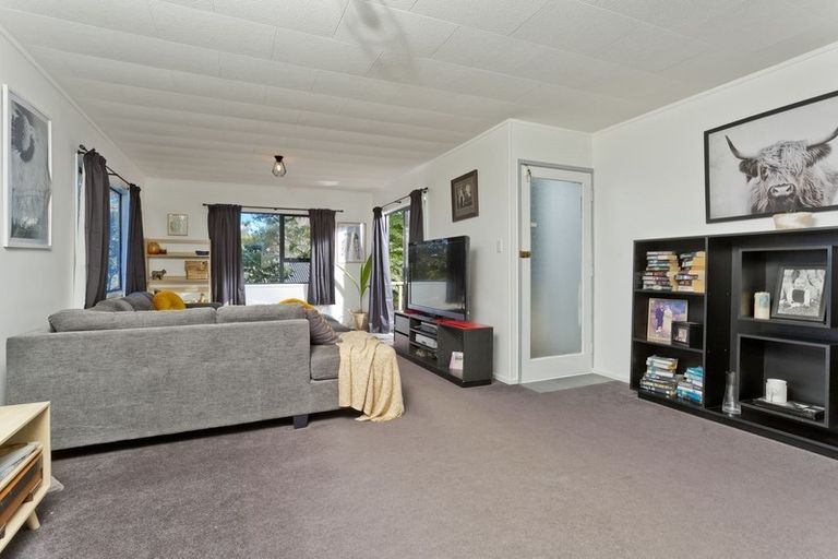 Photo of property in 1/16 Leiden Place, Totara Vale, Auckland, 0629