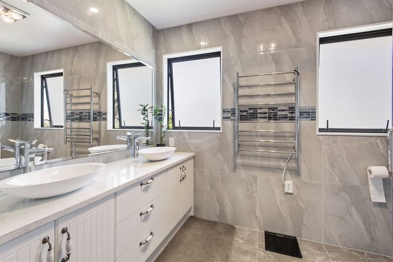 Photo of property in 103 Hutchinsons Road, Bucklands Beach, Auckland, 2014