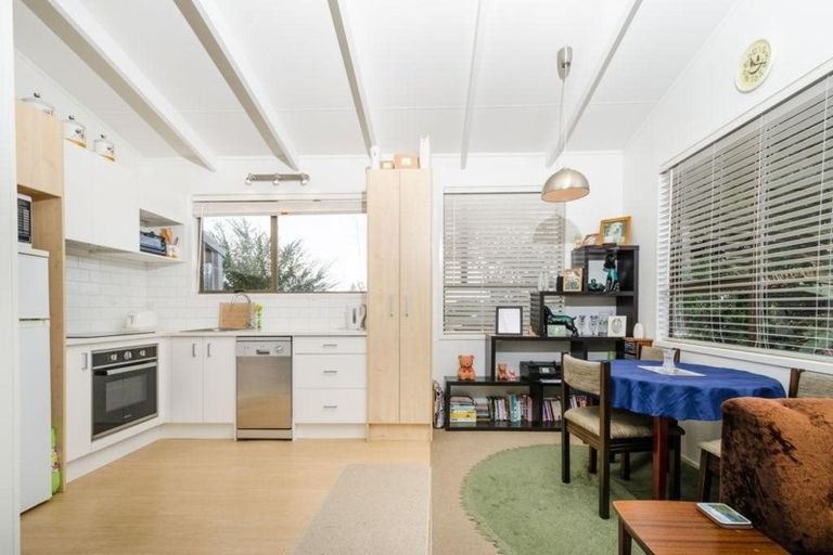 Photo of property in 2/2a Matipo Road, Te Atatu Peninsula, Auckland, 0610